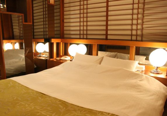 地下鉄東野駅までタクシーで5分、清水寺までタクシーで15分、東福寺まで車で12分です。