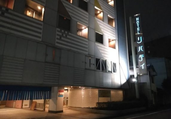 24時間対応のフロントデスクとルームサービスを提供しています。