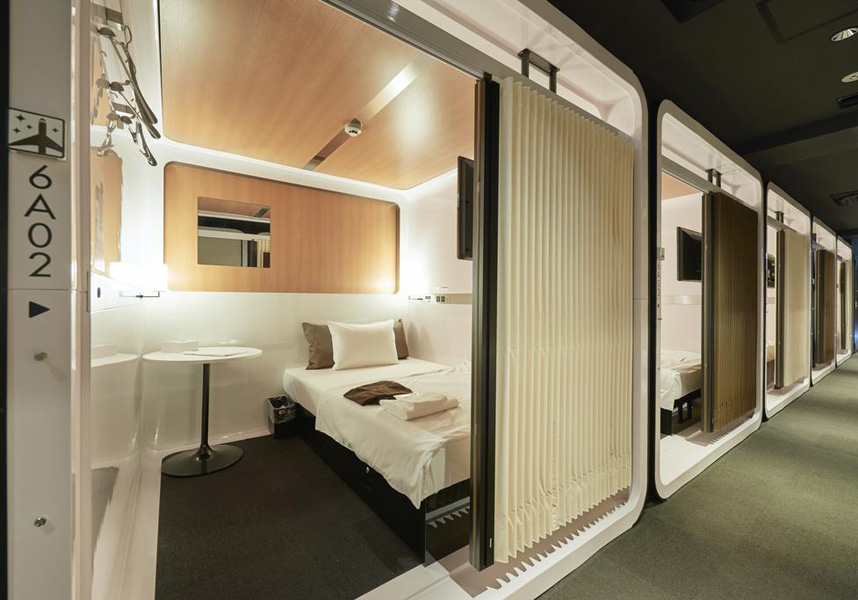 フロントデスクは24時間対応です。館内レストランを併設しています。