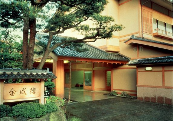 加賀百万石の面影を残すべく、伝統と様式を守り続ける老舗料亭旅館金城樓。 日本建築の伝統美が漂う金沢を代表する料亭旅館の一つです。ご到着後に点茶のサービスをしております。