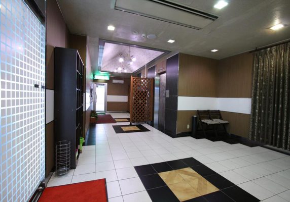 西日本総合展示場から5kmの場所に位置し、エアコン付きのお部屋、無料の専用駐車場を提供しています。