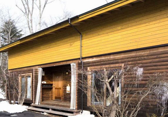 軽井沢プリンスホテルスキー場から車で6分に位置するCottage in Log Cabinでは、木造の専用コテージ(無料Wi-Fi付)、スキーやスノーボード用具のレンタルを提供しています。