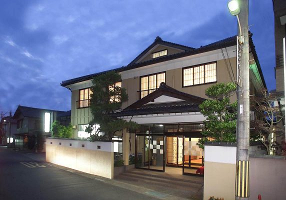 高浜のお宿 鼓松は高浜町にある2つ星の旅館で、庭園、エアコン付きのお部屋、共用バスルーム、無料Wi-Fiを提供しています。鼓松から小浜市まで20kmです。