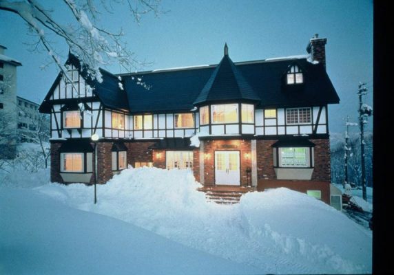 ゆったりとしたオープンプランのラウンジとダイニングエリアで映画を鑑賞しながら、270度の山の景色をお楽しみください。