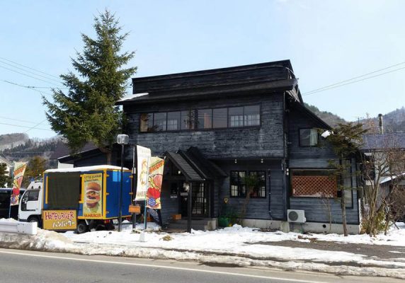 長野県白馬村にあるリトル アラスカン ゲストハウスは、白馬ジャンプ競技場から5kmの場所に位置し、簡易キッチン付きのお部屋、共用バスルームを提供しています。