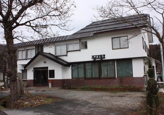 ロッジ やまじうから白馬塩の道温泉「岩岳の湯」、白馬岩岳スノーフィールドまで徒歩3分です。 自家栽培の野菜を使った和朝食(定食)をダイニングエリアで用意しています。