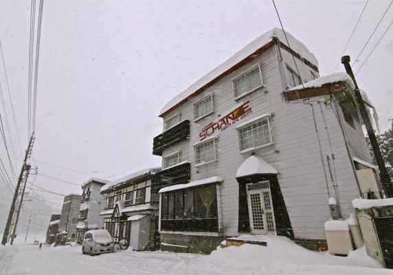 野沢温泉スキー場の主要ゴンドラ駅から徒歩すぐの場所にあるシャンツェ ノザワは、多言語対応のフレンドリーなスタッフがいる居心地の良い宿泊施設です。