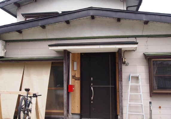 白馬村にあるNori'sシェアハウス白馬は、バーベキュー設備、共用ラウンジを提供しています。白馬ジャンプ競技場から2.9km、白馬岩岳スキー場から4.2kmです。