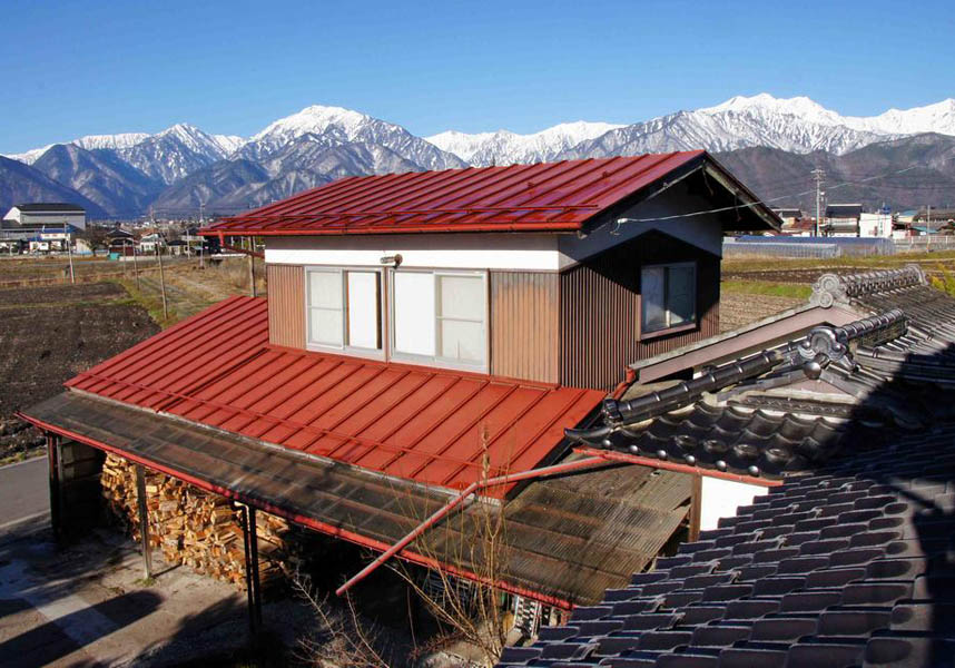 山の景色を望むオチコチ ビレッジは大町市に位置し、黒部ダムから18kmです。バーベキュー設備、館内レストラン、無料Wi-Fi、無料の敷地内専用駐車場を提供しています。