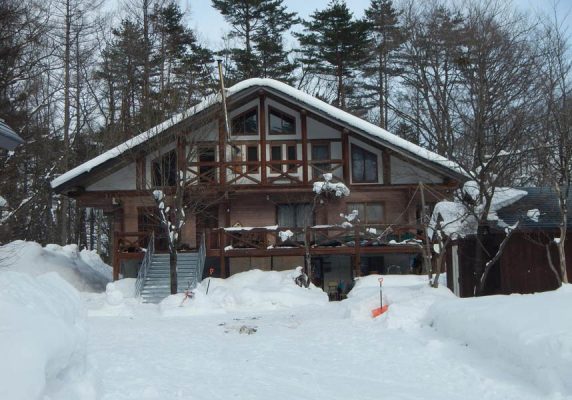 The Hakuba Villas は白馬ジャンプ競技場から2.5km以内、白馬岩岳スキー場から3.5km以内で、無料WiFiとヴィラの敷地内に無料専用駐車場を提供しています。