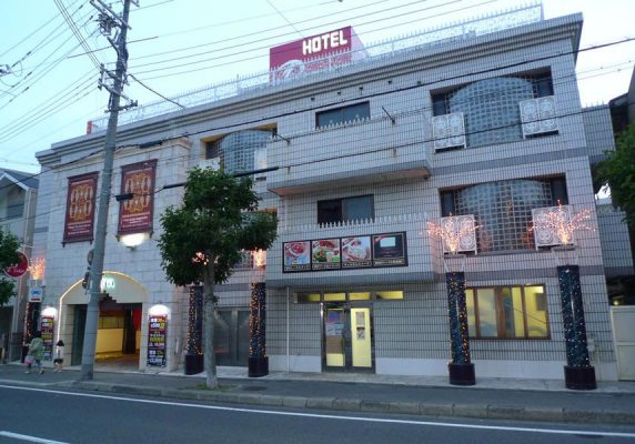 フロントデスクは24時間対応、館内全域での無料Wi-Fi、無料専用駐車場を提供しています。