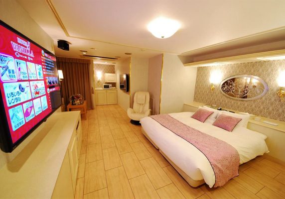 フロントデスクは24時間対応で館内全域での無料Wi-F、無料専用駐車場を提供しています。