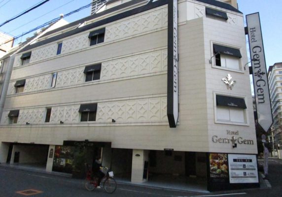 フロントデスクは24時間対応で館内全域での無料Wi-Fiを提供しています。
