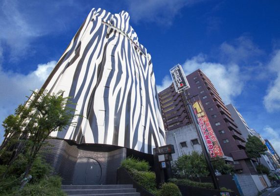 フロントデスクは24時間対応、館内全域での無料Wi-Fi、無料専用駐車場を提供しています。