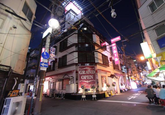 ホテル から道頓堀グリコサインまで400m、なんばCITYまで500m、伊丹空港(大阪国際空港)まで14kmです。