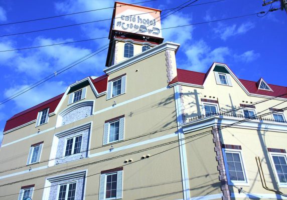 堺市の堺市博物館から2.1kmの場所に位置する宿泊施設で、無料Wi-Fi、敷地内の無料専用駐車場を提供しています。