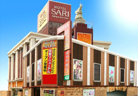 フロントデスクは24時間対応です。エアコン付きのお部屋、無料専用駐車場を提供しています。