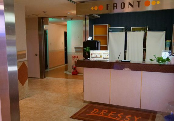 フロントデスクは24時間対応、館内全域での無料Wi-Fi、無料専用駐車場を提供しています。