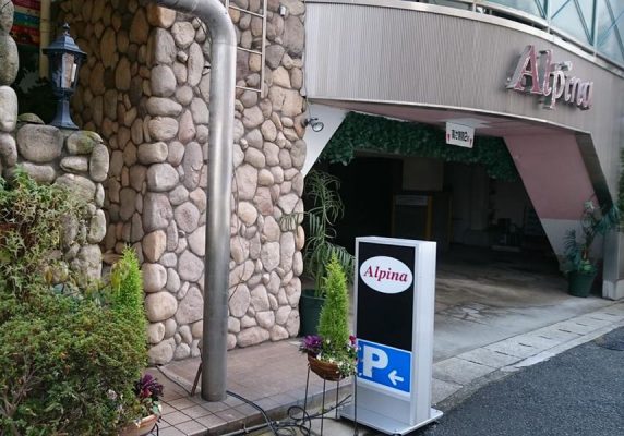 JR神戸駅から徒歩5分という便利なロケーションに位置し、神戸ハーバーランド、人気のショッピングエリア、湊川神社まで徒歩10分です。