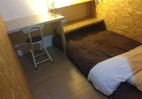 東京都台東区に位置する宿泊施設で、バスルームは共用です。スリッパ、無料バスアメニティを用意しています。