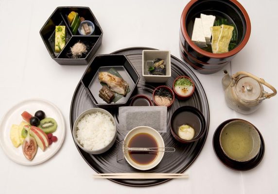 活気ある新宿の通りを見下ろすPark Hyatt Tokyoは、屋内プール、52階のレストランを併設し、広々とした客室の大きな窓からは、美しい富士山や新宿の景色を望めます。