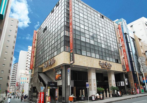 千葉中央駅から徒歩わずか3分。JR舞浜駅まで電車で40分。