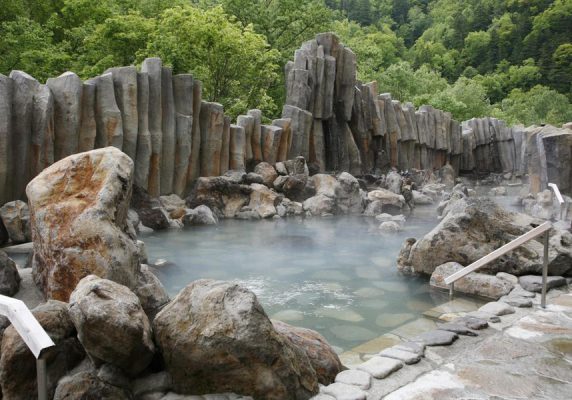 層雲峡観光ホテルは有名な層雲峡温泉街に位置し、温泉、露天風呂、共用エリアで利用可能な無料Wi-Fiを提供しています。