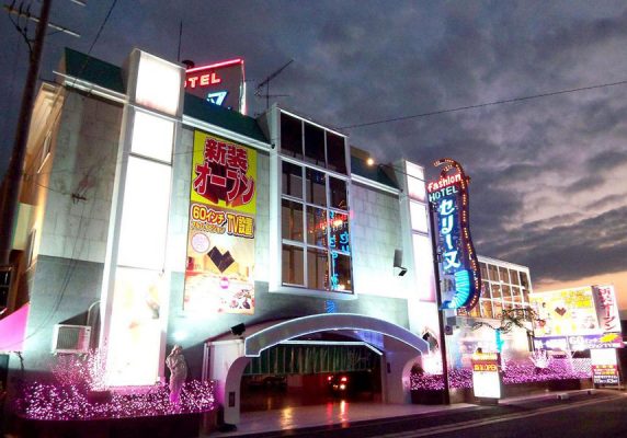 京都市まで44km、大阪市まで30km、敷地内の無料専用駐車場を提供しています。
