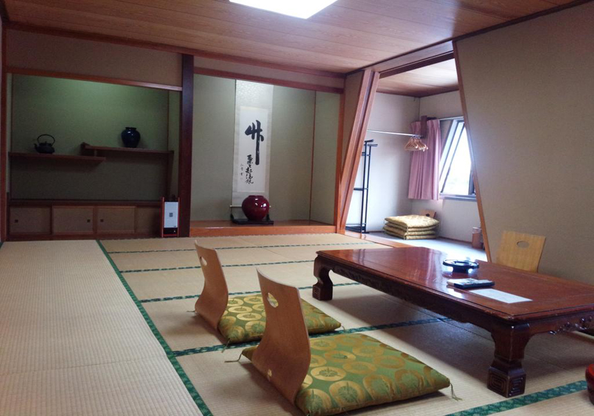 お部屋にはポット、薄型テレビがあり、無料シャトルサービスを利用できます。最寄り空港の新潟空港まで63kmです。