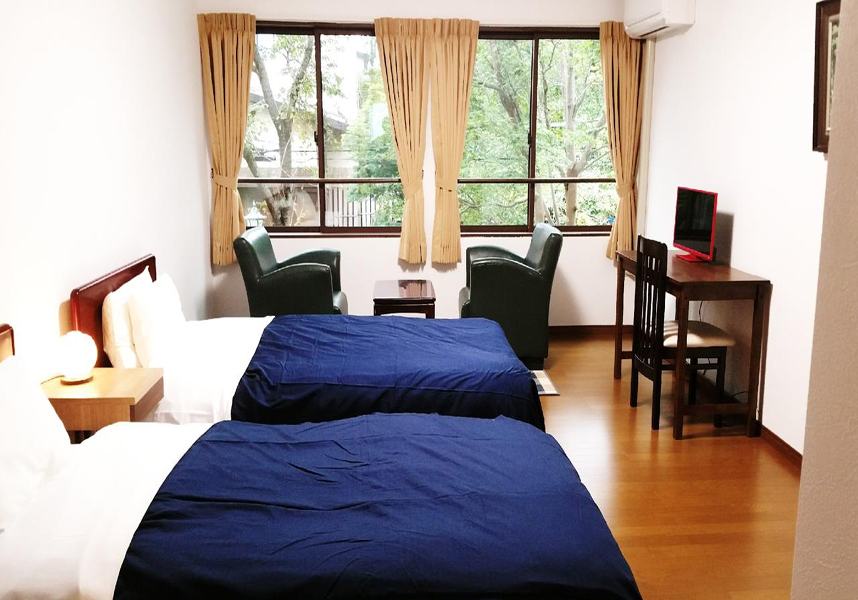 赤倉温泉スキー場から徒歩2分のHoliday House Myokoは、キッチン付きの客室を提供しています。このアパートメントには無料のWiFiもあります。