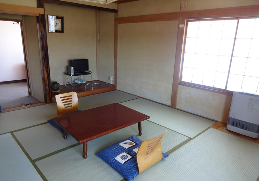 池の平温泉スキー場から徒歩2分、妙高山の麓に位置するロッジ妙高は、和室と洋室の客室、温泉、無料駐車場を提供しています。