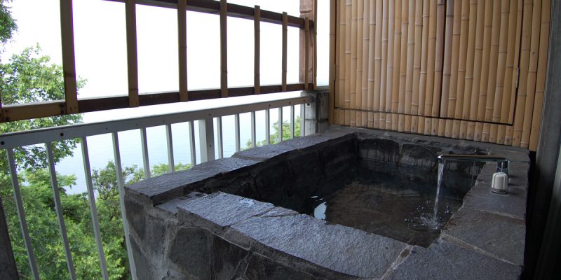ペリーゴールならでは眺望が広がる露天風呂。 日本海を渡る風を感じながらプライベートな時間が過ぎてゆく。<301号室>