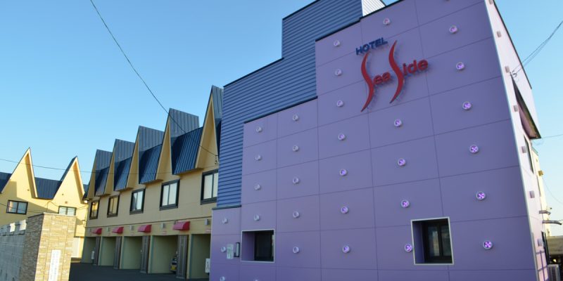 札幌から国道36号線を苫小牧・白老方面へ。パチンコ店裏側の海沿い、全室ジェットバスが備わります。