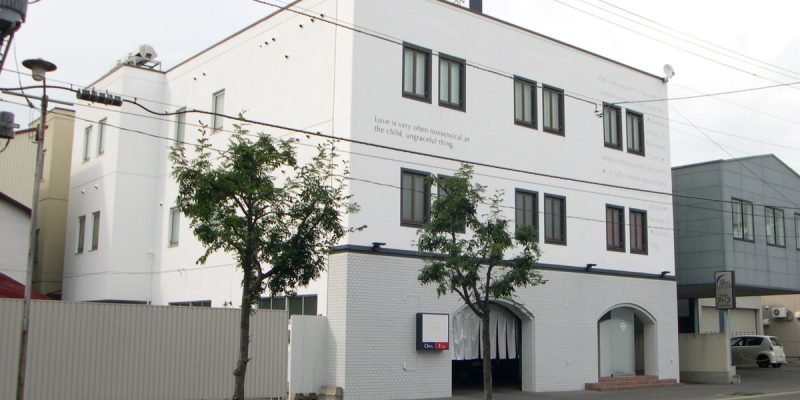 旭川駅出口から徒歩約18分、新旭川駅出口から徒歩約26分、旭川四条駅出口から徒歩約26分です。