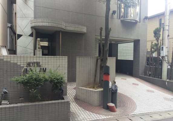 長崎原爆資料館まで2.9km、平和公園まで3.3km、長崎空港まで18kmです。