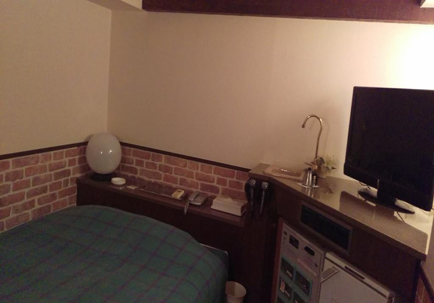 すべてのお部屋には薄型テレビ、ポット、スリッパ、無料バスアメニティが備わります。