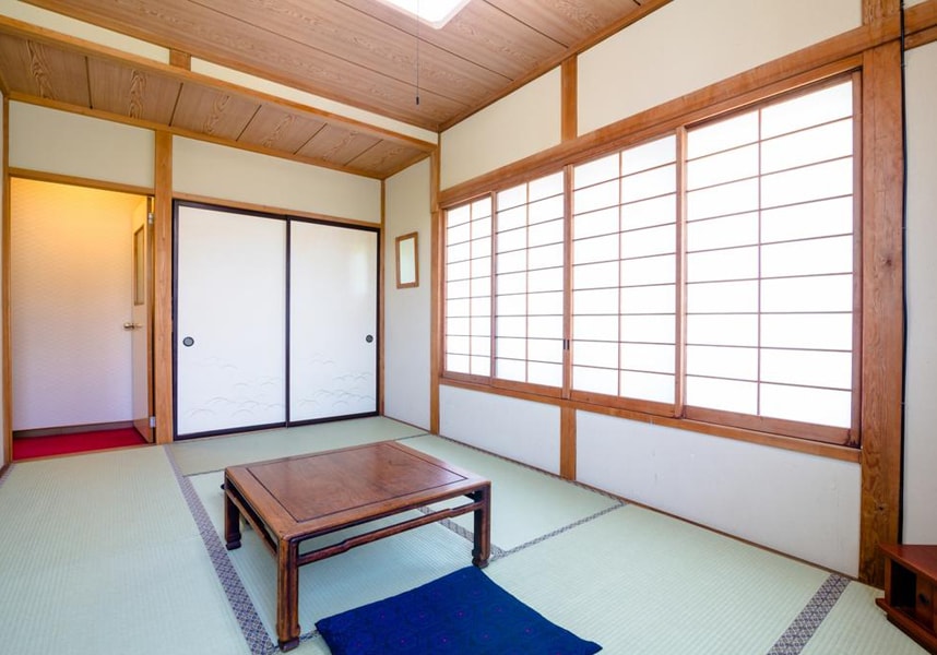 共用ラウンジを提供しています。河口湖まで600m、冨士御室浅間神社まで400m、河口湖大橋まで徒歩16分、河口湖ミューズ館まで300mです。
