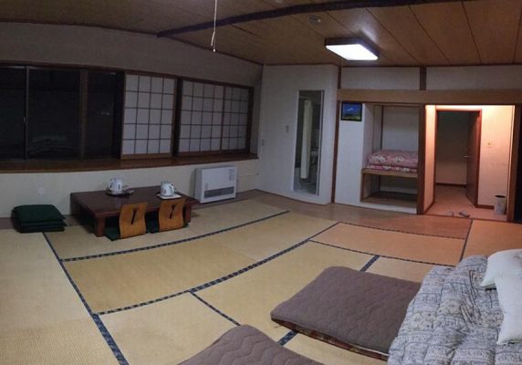 エアコンと無料Wi-Fi付きのお部屋を提供しています。レストランも併設しています。