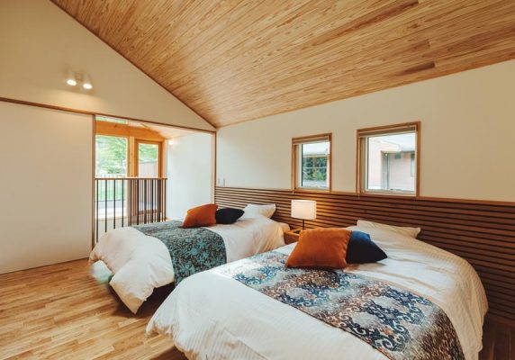 河口湖から7km、富士山から約11km、カチカチ山ロープウェイから6kmです。無料Wi-Fi。地元人気スポットの冨士御室浅間神社や河口湖大橋まで6km以内です。