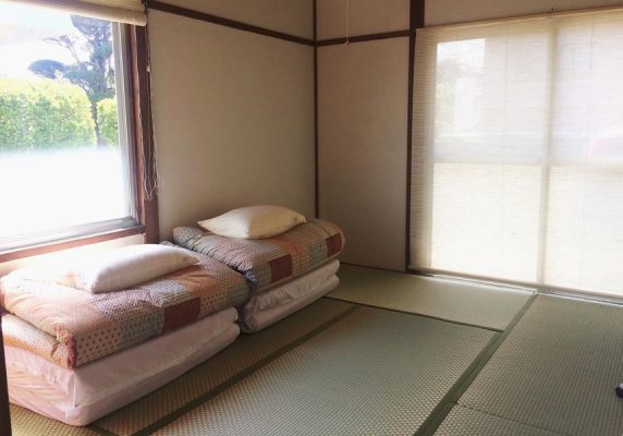 富士山駅から徒歩8分。築60年で改装済みで和洋折衷の内装で、庭園、テラス、無料Wi-Fi、プロジェクター、無料のコーヒーを提供しています。