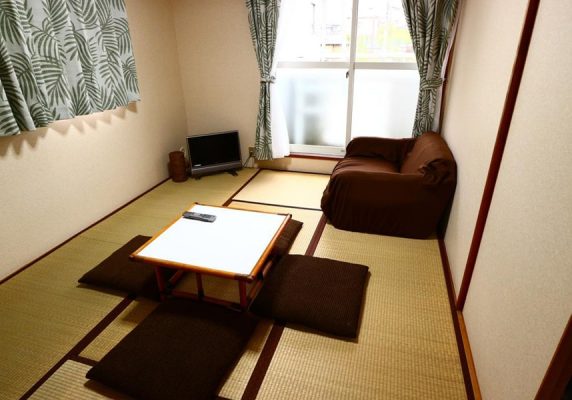 富士急ハイランドから1.4km、御師旧外川家住宅・小佐野家住宅から1.3kmです。山を望むアパートメント(無料Wi-Fi、バルコニー付)を提供しています。