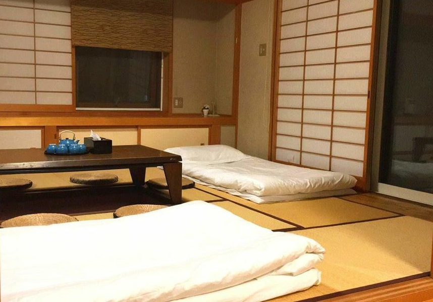 富士河口湖に位置する宿泊施設で、エアコンを利用できます。河口湖から1km、富士山から16km、冨士御室浅間神社から600mです。