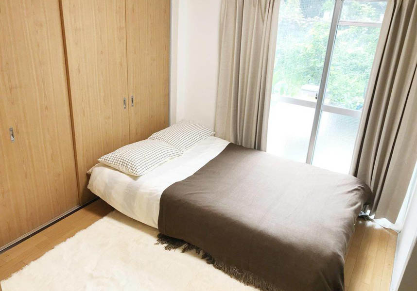 お部屋にはエアコン、キッチン(冷蔵庫、電気ポット付)、洗濯機、バスルームが備わります。