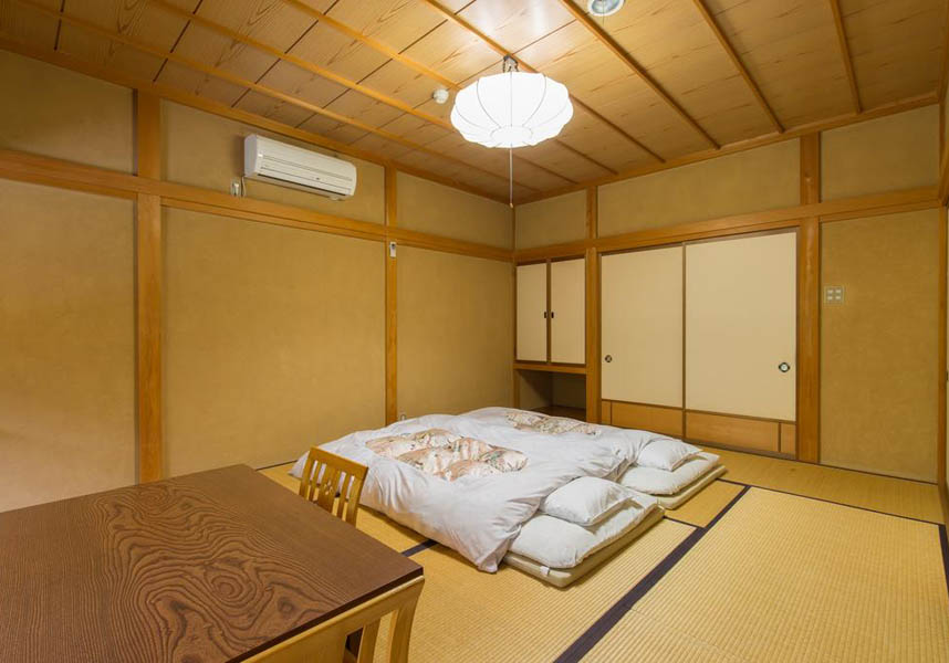 山々の景色を望む畳敷きのお部屋には、シーティングエリア、専用バスルーム、薄型テレビ、冷蔵庫が備わっています。共用エリアで無料Wi-Fiを利用可能です。館内で自転車を料で貸し出しています。敷地内には無料駐車場があります。