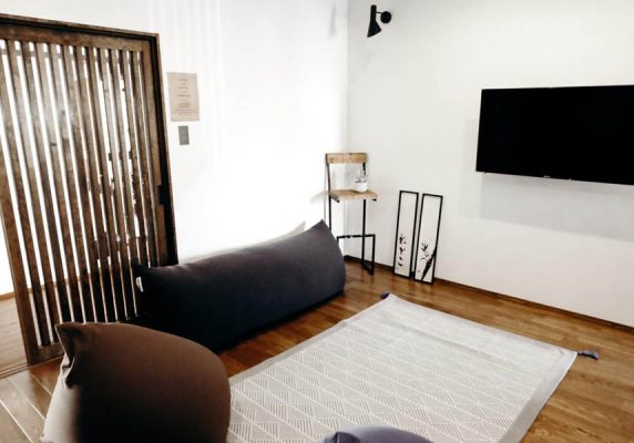 ゲストハウスねどこは中津川市の馬込エリアに位置する便利なゲストハウスで、共用ラウンジ、料Wi-Fiを提供しています。