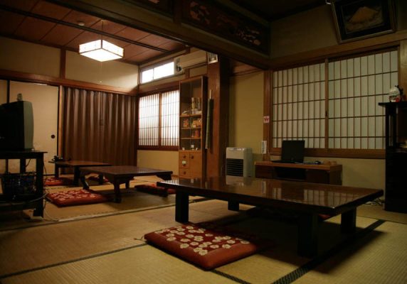 江戸時代の宿場町を再現した馬籠宿からわずか40mの馬籠茶屋は、伝統的でシンプルな内装の畳敷きのお部屋(布団付)を提供しています。障子戸のあるシンプルなお部屋には、座卓、エアコンが備わります。