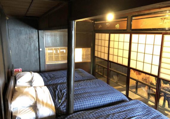 高山の中心地で町家のバケーションレンタルをお探しの方にはピッタリの一棟貸しスタイルです。 築100年の伝統的な町家ですが、新しい設備が備わっており快適にすごせます。オーナーが俵屋宗達のファンのため、内装がユニークで関連本等もお楽しみいただけます。高山の中心部に位置しており、古い町並みや朝市の観光に最適です。ホテル全域にて料でWi-Fi(線LAN)利用可能です。禁煙ルームの設備もあります。