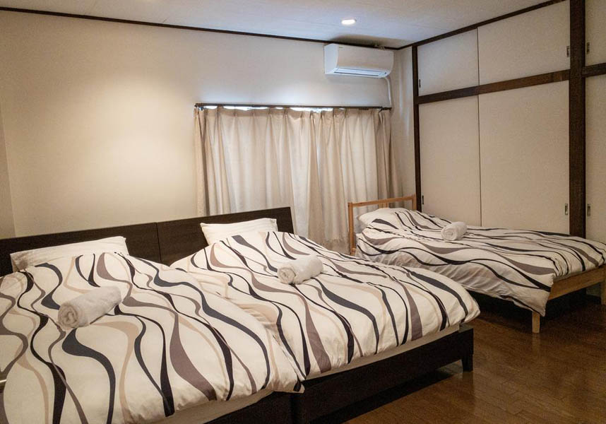 横浜市にあるYokohama Guest House 170㎡は横浜マリンタワーから3.2km、三渓園から8km、日産スタジアムから11kmで、テラスと無料WiFi付きのユニットを提供しています。