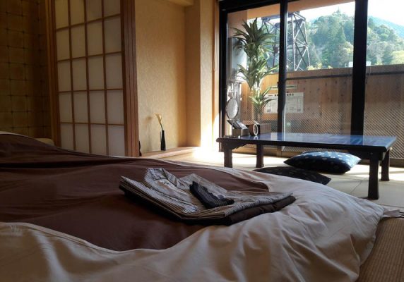 お部屋には専用バスルーム、バスローブ、スリッパ、無料バスアメニティ、薄型テレビが備わっています。