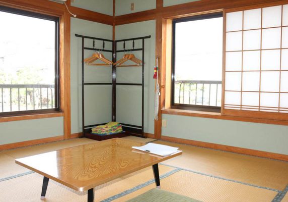民宿 ねこざきのお部屋には薄型テレビ、ポット、冷蔵庫が備わります。アジア料理の朝食を毎日用意しています。